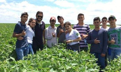 Estudantes de cursos agrários têm aulas em área cedida pela Embrapa Agropecuária Oeste. Comodato acaba de ser renovado