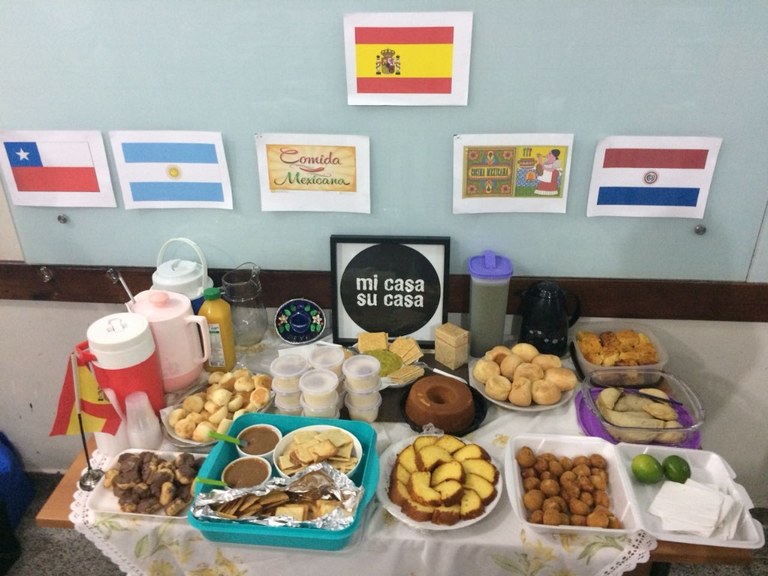 Mesa com alimentos Mesa com alimentos