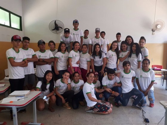Alunos da Escola Municipal William Tavares de Oliveira que estão fazendo o curso Operador de Computador do IFMS Campus Coxim uniformizados com a docente do IFMS Renata Longo e a técnica-administrativa Maria Edielis.