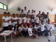 Alunos da Escola Municipal William Tavares de Oliveira que estão fazendo o curso Operador de Computador do IFMS Campus Coxim uniformizados com a docente do IFMS Renata Longo e a técnica-administrativa Maria Edielis.