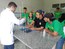 Alunos realizando experiências