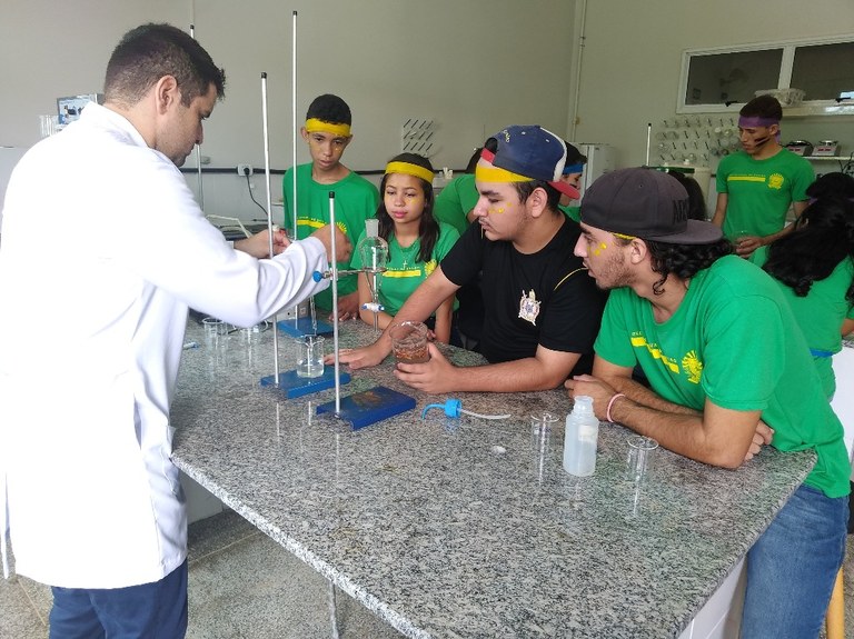 Alunos realizando experiências Alunos realizando experiências