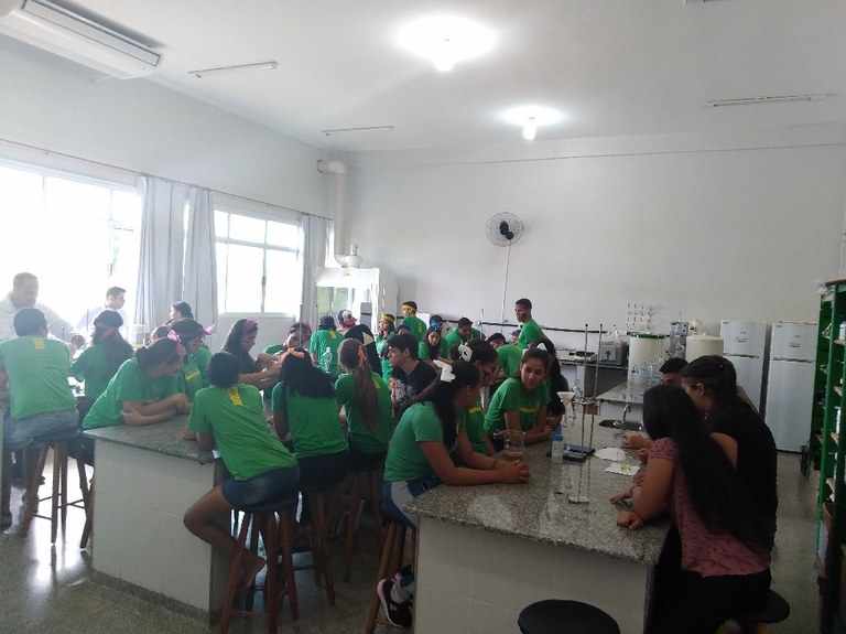 Alunos no laboratório Alunos no laboratório