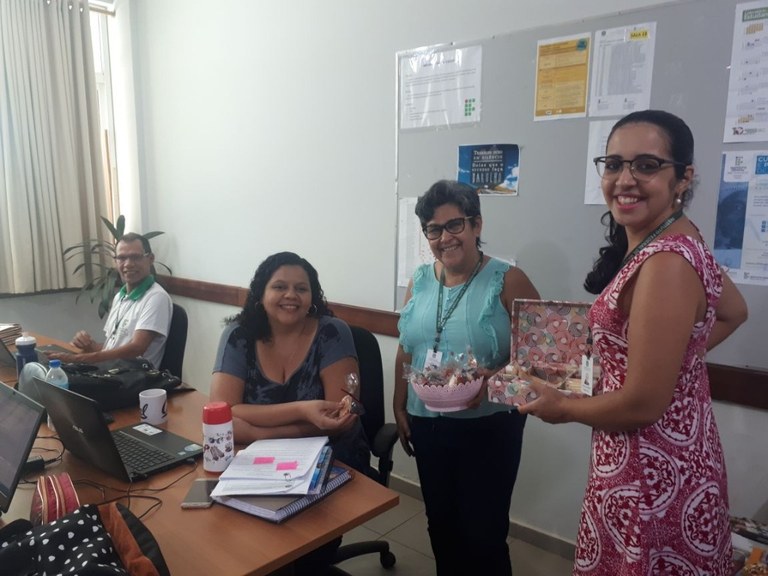 Entrega de biscoito e chá Entrega de biscoito e chá