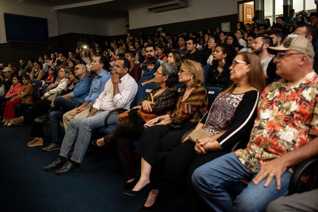 Público da cerimônia de abertura.