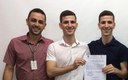 Os irmãos João e Pedro Lorençone com seu orientador, Lucas Eduardo de Oliveira Aparecido. Os irmãos João e Pedro Lorençone com seu orientador, Lucas Eduardo de Oliveira Aparecido.