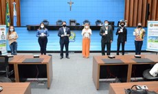 A reitora Elaine Cassiano e o docente Yuri Tomas participaram da cerimônia de lançamento