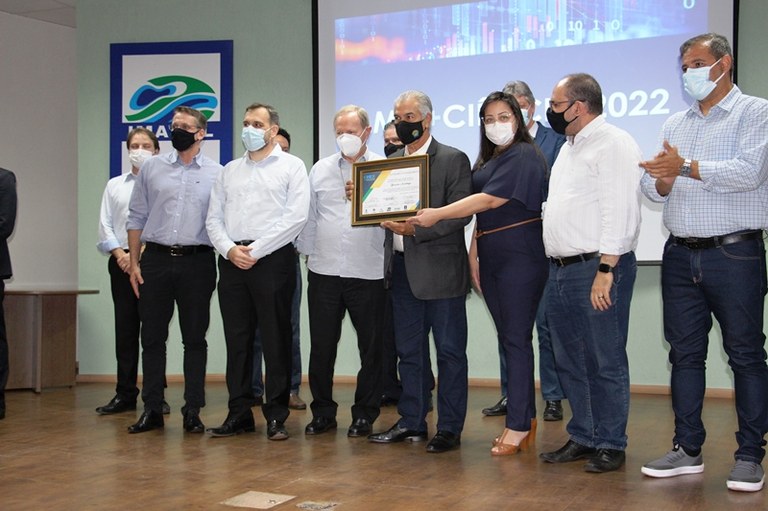 Entrega de certificado foi feita nesta segunda-feira, 6 - Foto: Ascom/IFMS Entrega de certificado foi feita nesta segunda-feira, 6 - Foto: Ascom/IFMS