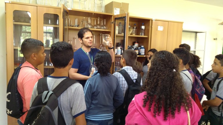 Campus Nova Andradina recebe alunos para experimentos práticos Campus Nova Andradina recebe alunos para experimentos práticos
