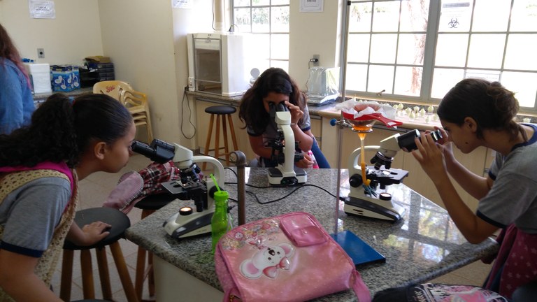 Campus Nova Andradina recebe alunos para experimentos práticos Campus Nova Andradina recebe alunos para experimentos práticos
