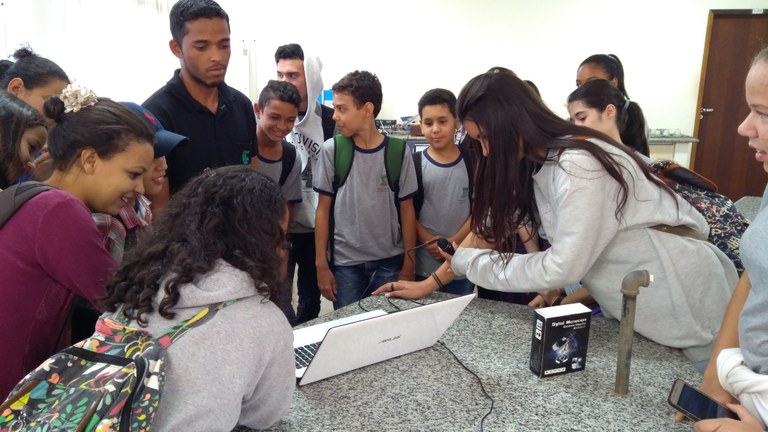 Campus Nova Andradina recebe alunos para experimentos práticos Campus Nova Andradina recebe alunos para experimentos práticos