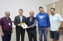 Estudante do curso de Engenharia de Pesca doa livro à biblioteca do campus.JPG