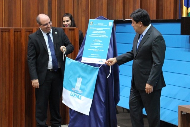 O ministro Mendonça filho e reitor Marcelo Turine descerraram placa de três obras da UFMS - Foto: Ascom/IFMS O ministro Mendonça filho e reitor Marcelo Turine descerraram placa de três obras da UFMS - Foto: Ascom/IFMS