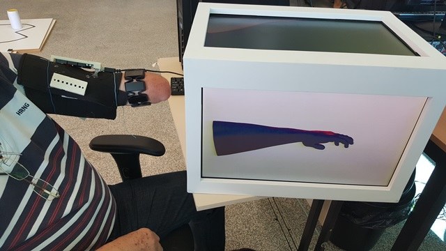 O prototipo simula em ambiente virtual o uso da prótese robótica - Foto: divulgação pessoal O prototipo simula em ambiente virtual o uso da prótese robótica - Foto: divulgação pessoal