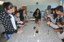 Alunos realizam experimento no laboratório de química - Foto Campus CoximIFMS.JPG