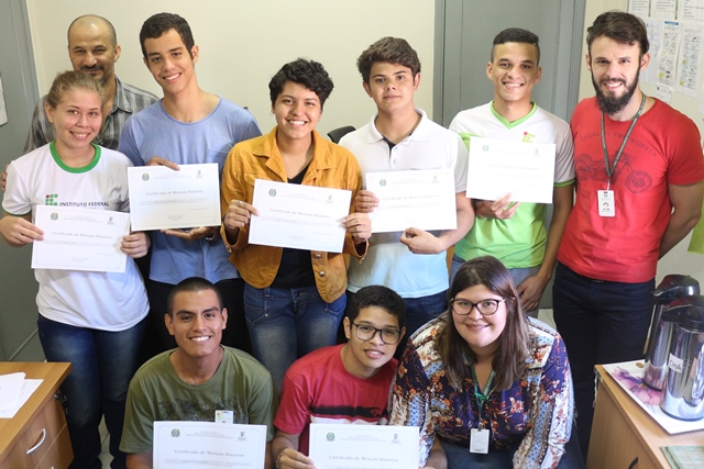 Estudantes receberam do IFMS menção honrosa pela aprovação no concurso - Foto: Campus Corumbá