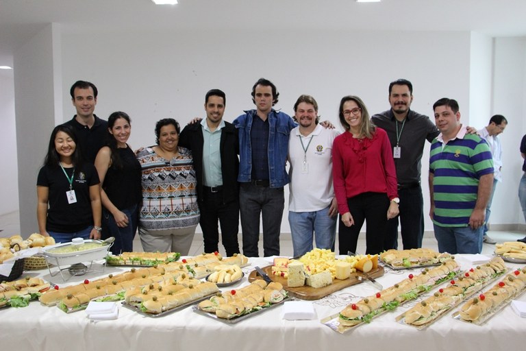 Comemoração organizada pela equipe da Pró-Reitoria de Extensão Comemoração organizada pela equipe da Pró-Reitoria de Extensão