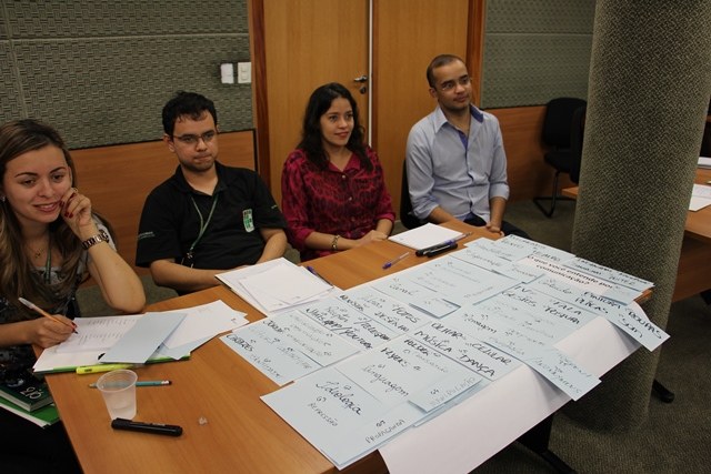 Servidores realizam atividades em grupo sobre o que eles entendem por comunicação Servidores realizam atividades em grupo sobre o que eles entendem por comunicação