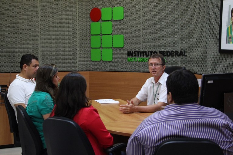 Docentes dos campi de Coxim e Nova Andradina tomam posse no gabinete do reitor