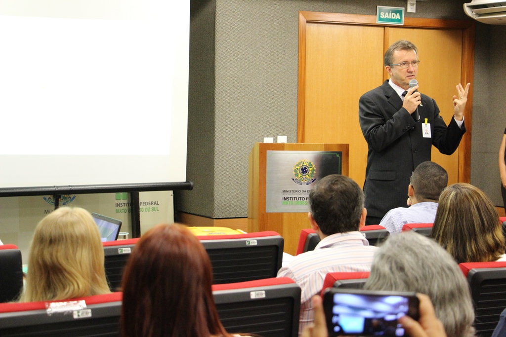 O reitor, Luiz Simão Staszczak, apresenta o Instituto Federal aos novos servidores