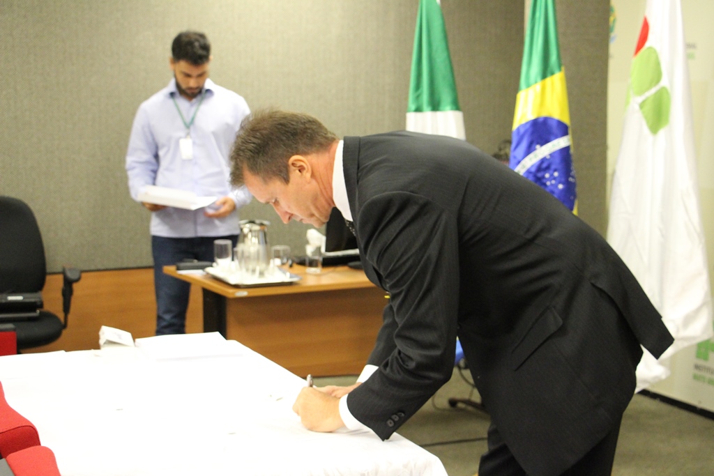 O reitor assina os termos de posse
