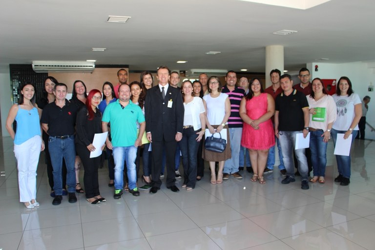 Reitor posa com os novos servidores na reitoria Reitor posa com os novos servidores na reitoria