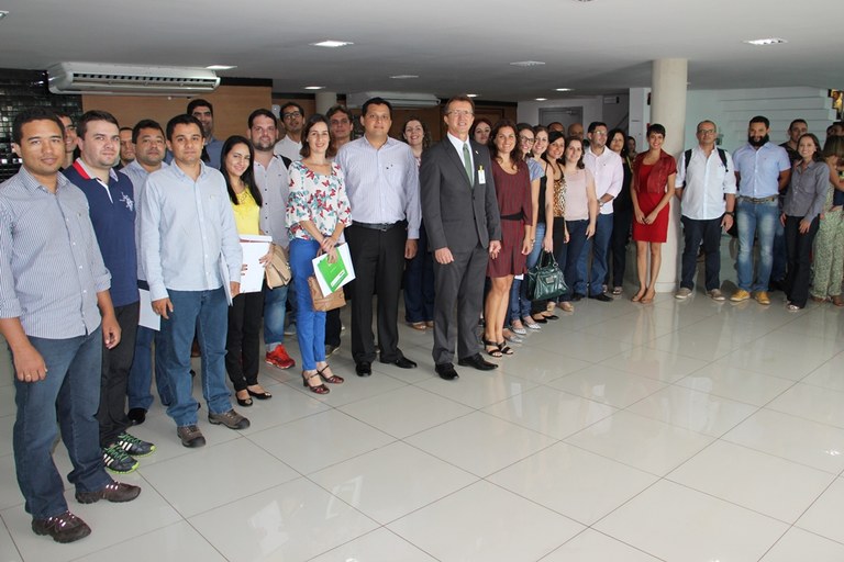 Reitor e novos servidores no saguão da Reitoria