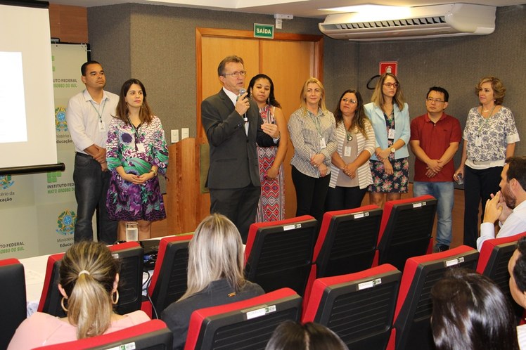Reitor empossa novos servidores