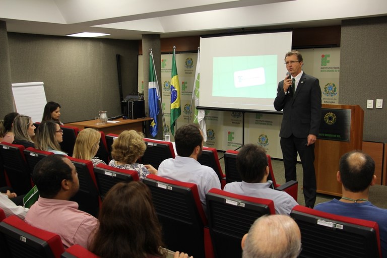 Reitor empossa novos servidores Reitor empossa novos servidores