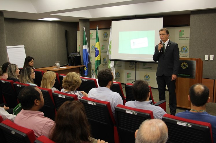 Reitor empossa novos servidores