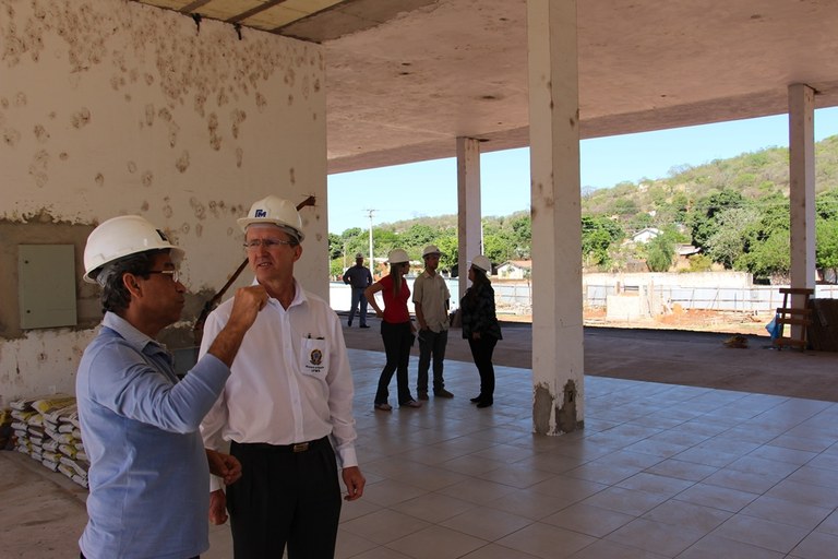 Reitor Luiz Simão Staszczak visita obra da sede definitiva do Campus Corumbá (agosto/2016) Reitor Luiz Simão Staszczak visita obra da sede definitiva do Campus Corumbá (agosto/2016)