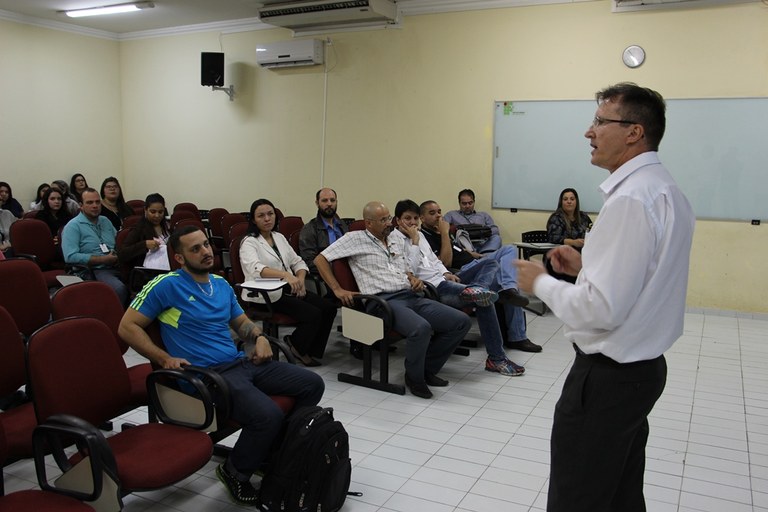 Reitor reunido com técnicos-administrativos e professores do Campus Corumbá (agosto/2016) Reitor reunido com técnicos-administrativos e professores do Campus Corumbá (agosto/2016)
