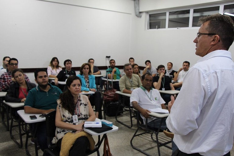 Reitor do IFMS em bate-papo com professores e técnicos-administrativos do Campus Coxim (julho/2016) Reitor do IFMS em bate-papo com professores e técnicos-administrativos do Campus Coxim (julho/2016)