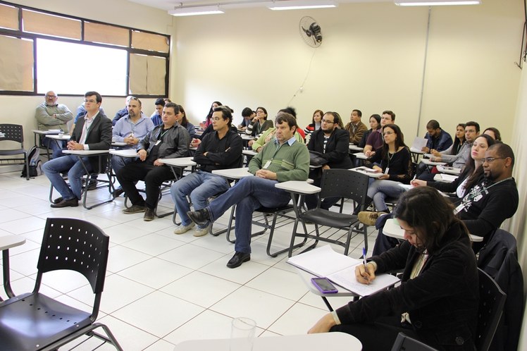 Servidores do Campus Dourados conversam com dirigentes durante visita (junho/2016)