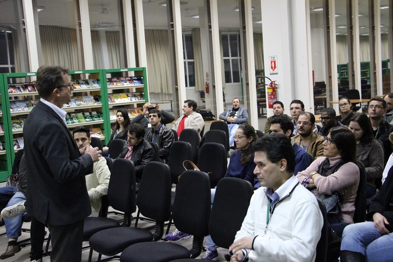 Reitor Luiz Simão Staszczak conversa com servidores do Campus Ponta Porã (junho/2016) Reitor Luiz Simão Staszczak conversa com servidores do Campus Ponta Porã (junho/2016)