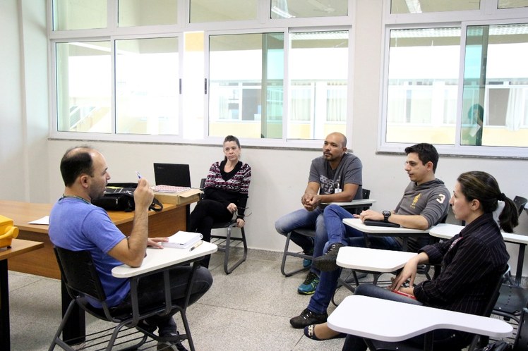 Servidores da Central de Relacionamento do Campus Três Lagoas reunidos com o diretor de Gestão Acadêmica, José Ricardo da Silva (julho/2016)