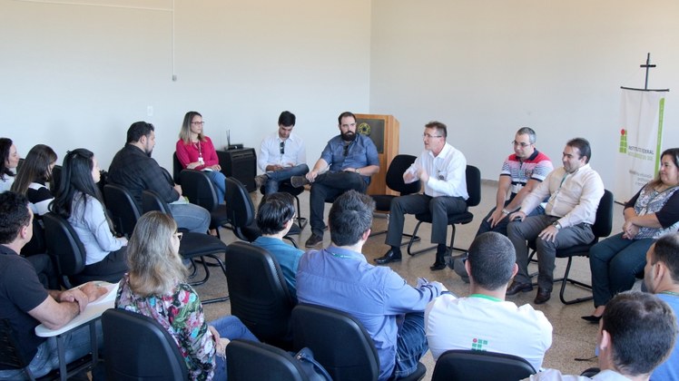Reitor, pró-reitores e diretores sistêmicos reunidos com servidores de Três Lagoas (julho/2016)