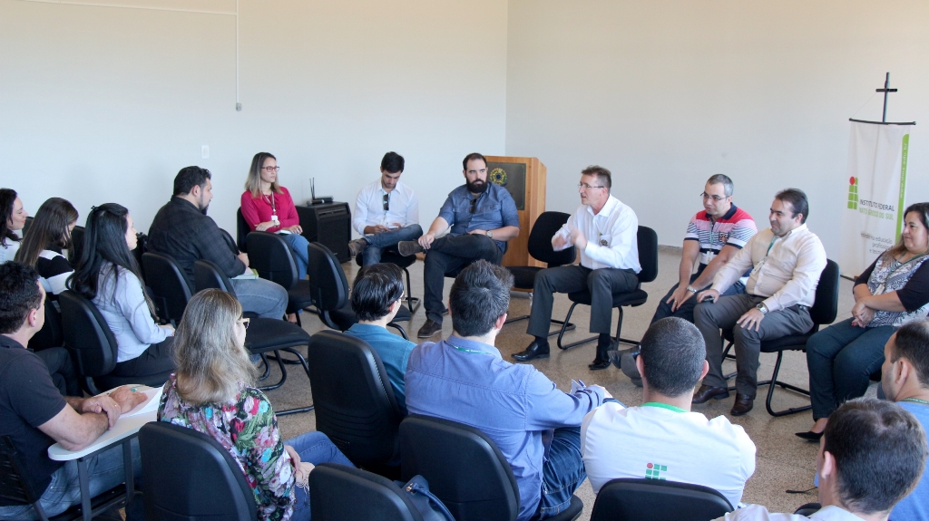 Reitor, pró-reitores e diretores sistêmicos reunidos com servidores de Três Lagoas (julho/2016)