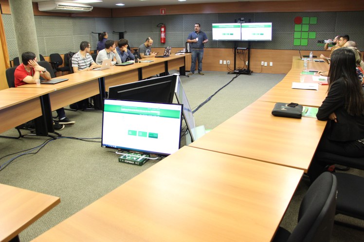 Reunião sobre reestruturação de cursos técnicos