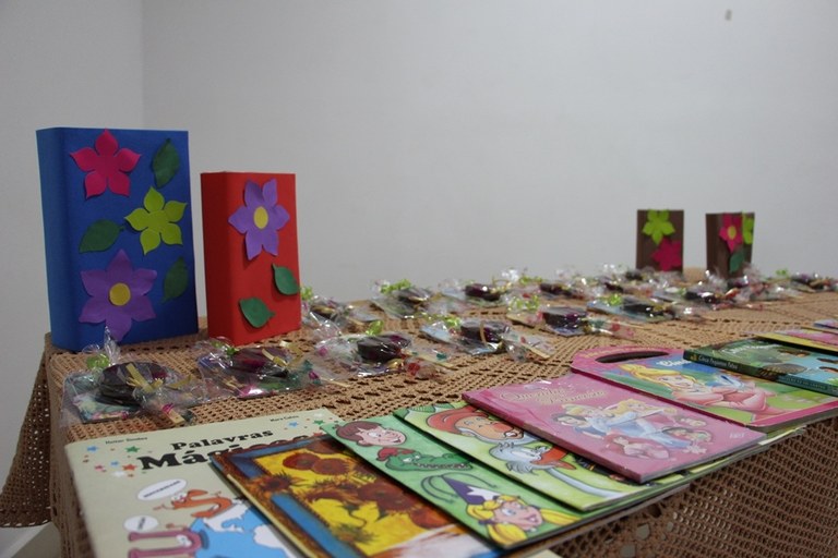 A comemoração promoveu a doação de livros infantis A comemoração promoveu a doação de livros infantis