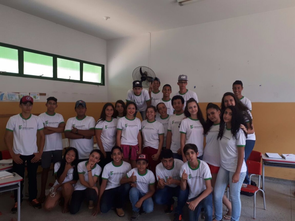 Turma uniformizada com a professora