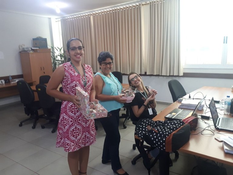 Entrega de biscoito e chá