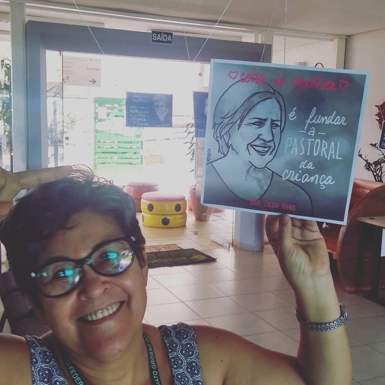 Servidora interagindo com a exposição Servidora interagindo com a exposição