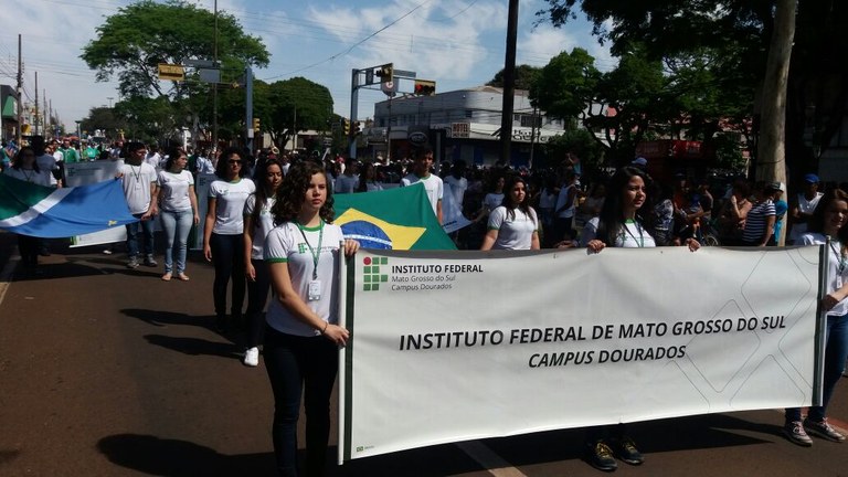 Estudantes do IFMS Dourados desfilando