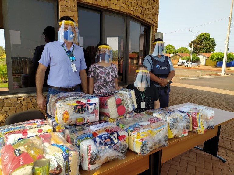 Entrega de cestas aos estudantes do Campus Dourados