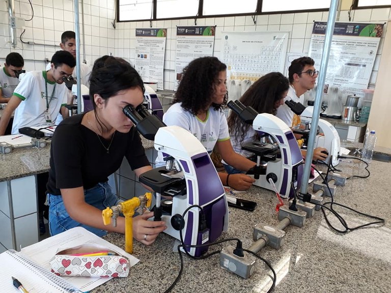 Equipamentos do laboratório de Química/Biologia e Física/Matemática