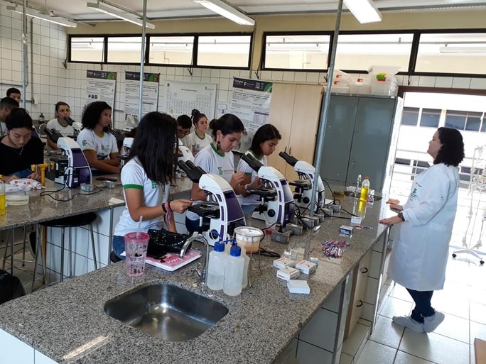 Equipamentos do laboratório de Química/Biologia e Física/Matemática