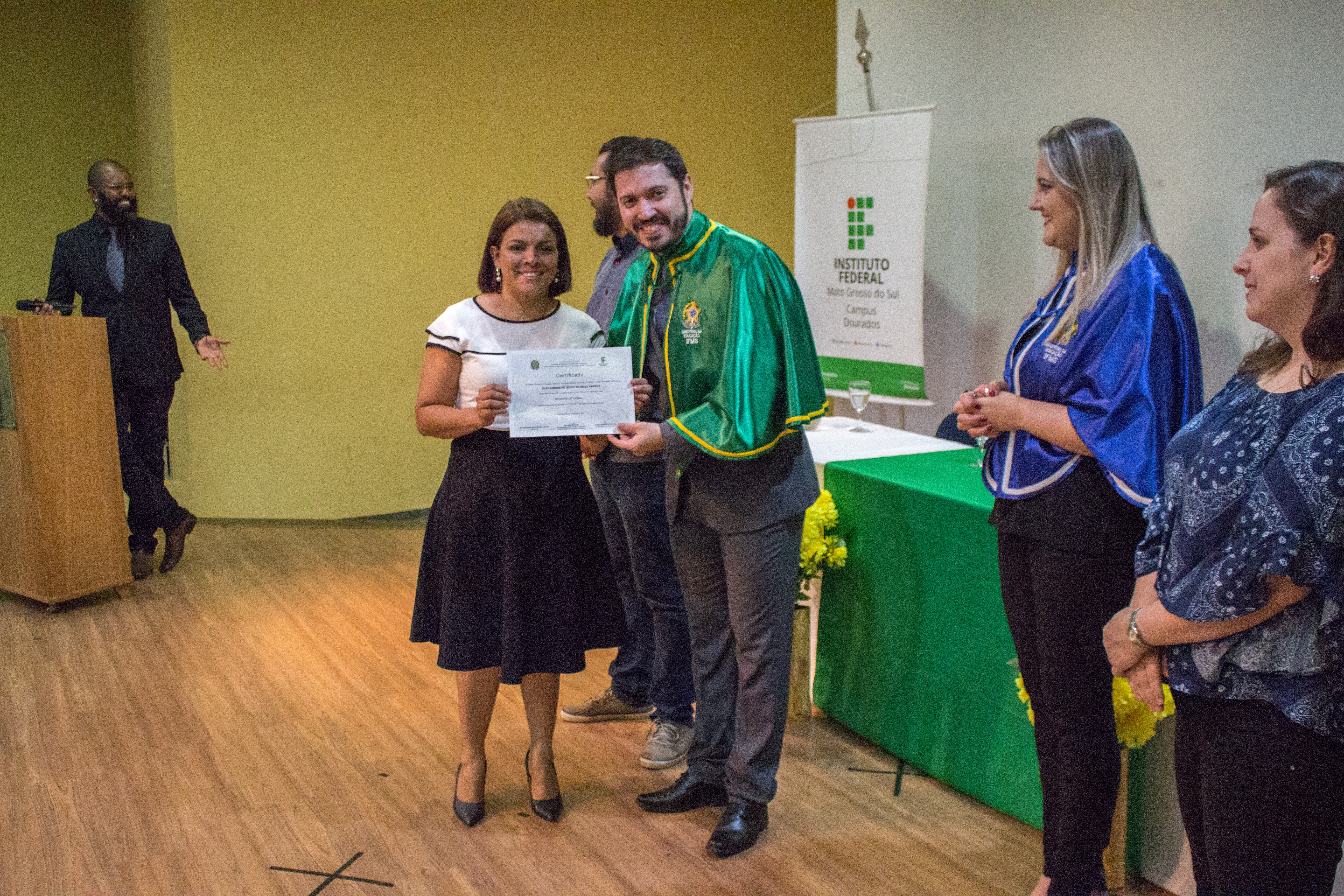 Formanda recebendo diploma do Diretor Geral Carlos Vinícius