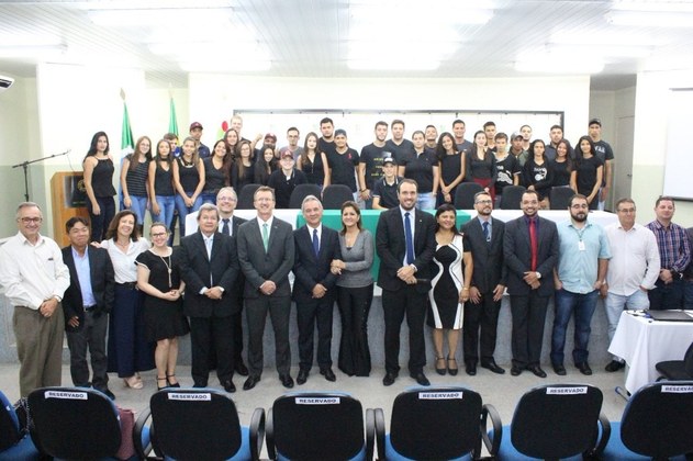 Foto oficial dos primeiros estudantes do curso superior de Agronomia do Campus Naviraí.