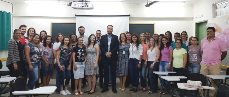 Docentes, diretores e alunos posam para foto